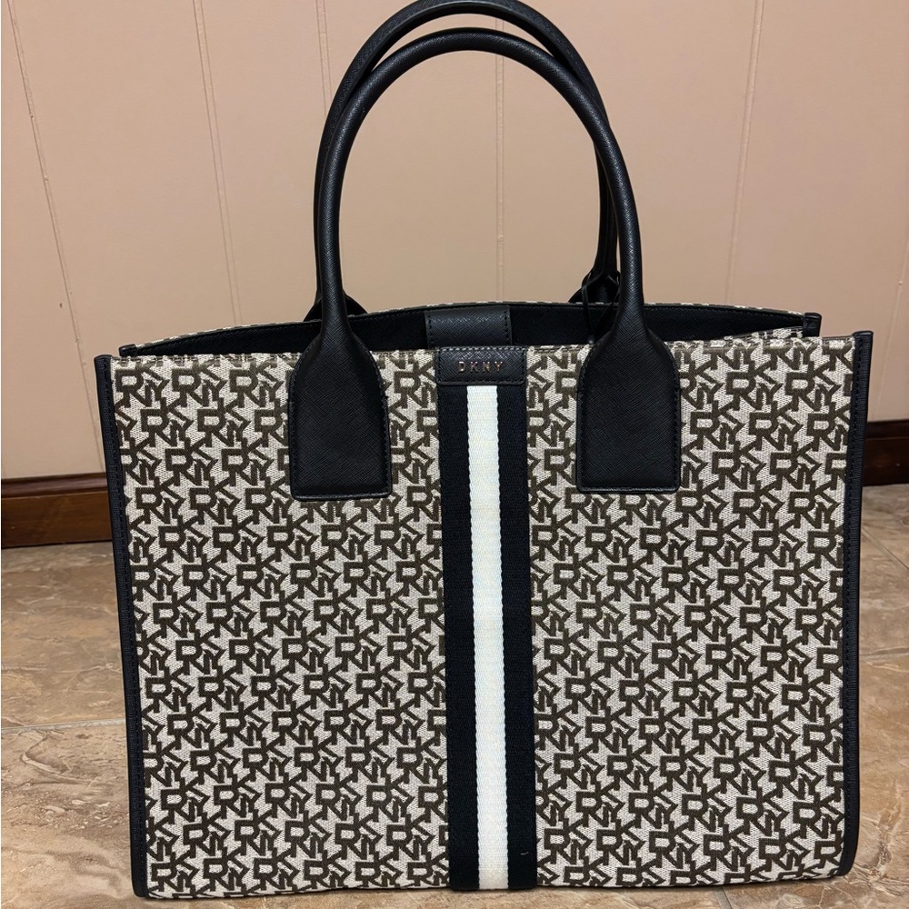Carlita LG Book Tote DKNY
